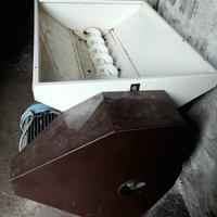 pigiatrice uva con pompa  e  tubo di aspirazione 