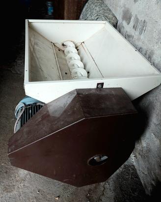 pigiatrice uva con pompa  e  tubo di aspirazione 