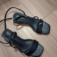 sandali neri allacciati alla caviglia 