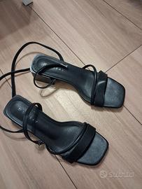 sandali neri allacciati alla caviglia 