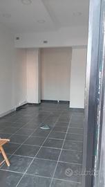 Via san donato negozio 32mq fronte strada