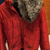 Giubbotto con cappuccio staccabile