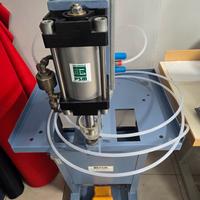 Punzonatrice pneumatico a pedale