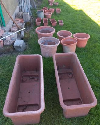 Vasi da giardino in plastica e terracotta