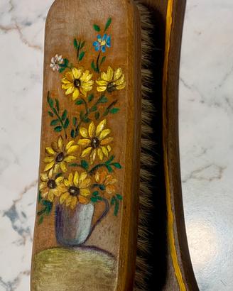 Spazzola da parete vintage in legno dipinta a mano