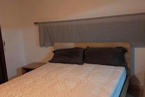 Mansarda bene arredata in villa con giardino