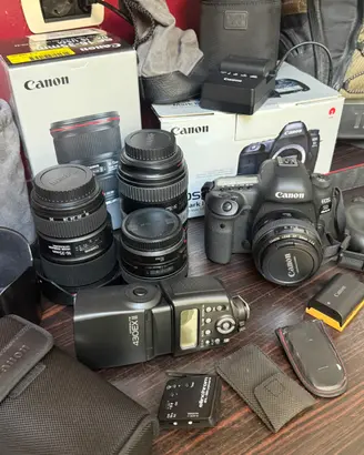 Canon EOS 5D Mark IV con 4 obiettivi e accessori