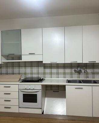 Cucina completa di elettrodomestici