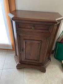 Mobiletto in legno massello – stile classico