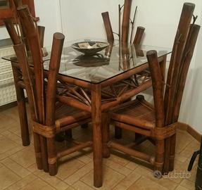 Tavolo e sedie di bambu'.