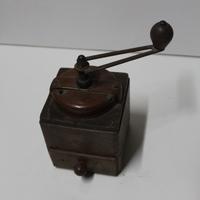 Antico macinino da caffè colore marrone