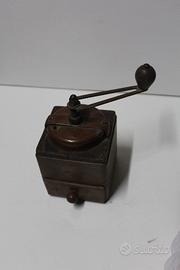 Antico macinino da caffè colore marrone