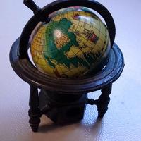 Mappamondo antico in miniatura