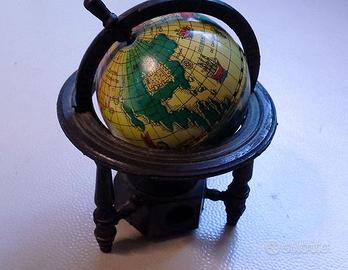 Mappamondo antico in miniatura