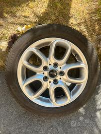 Cerchi in lega 16” + gomme neve Pirelli per MINI