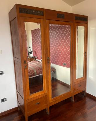 Armadio antico in legno