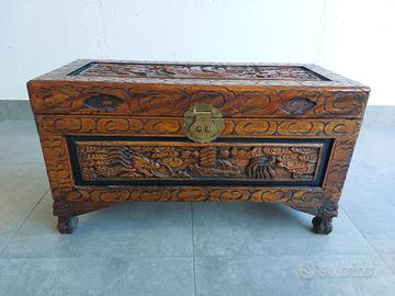 Bauletto orientale scolpito a mano con lucchetto