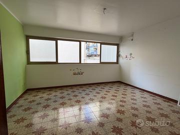 Luminoso locale uso ufficio