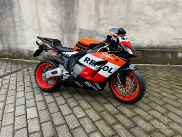 Moto HONDA CBR 1000 RR del 2005 iscritta ASI
