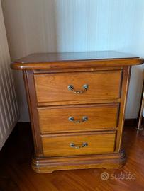 Coppia di comodini classici in legno
