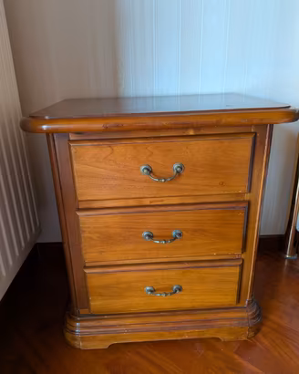 Coppia di comodini classici in legno