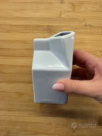 Bricco del latte in ceramica