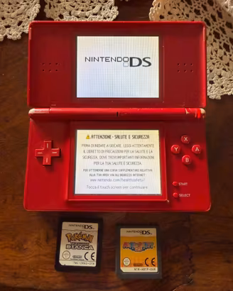 Nintendo ds lite e gioco mario e pokemon bianca