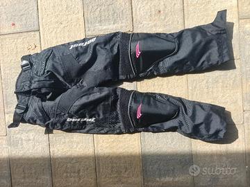 Casco pantaloni e stivali moto