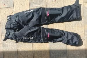 Casco pantaloni e stivali moto