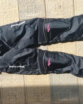 Casco pantaloni e stivali moto