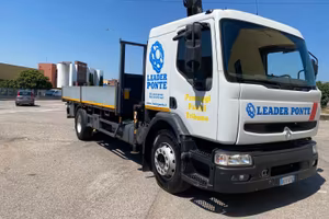 Renault Trucks premium 320 con disco e gru amco ve