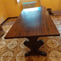 Tavolo in legno massello con zampe di leone