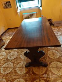 Tavolo in legno massello con zampe di leone