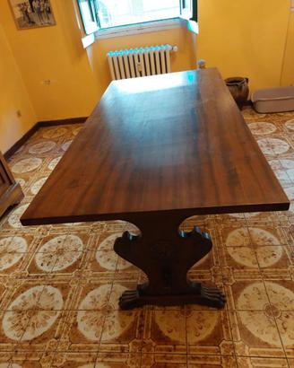 Tavolo in legno massello con zampe di leone