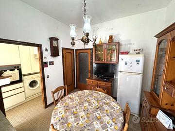 Casa con corte e box