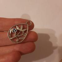 Ciondolo con motivo floreale