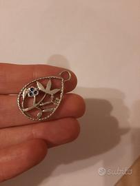 Ciondolo con motivo floreale