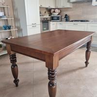 Tavolo in legno color noce allungabile