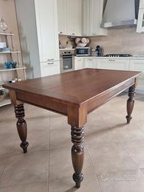 Tavolo in legno color noce allungabile