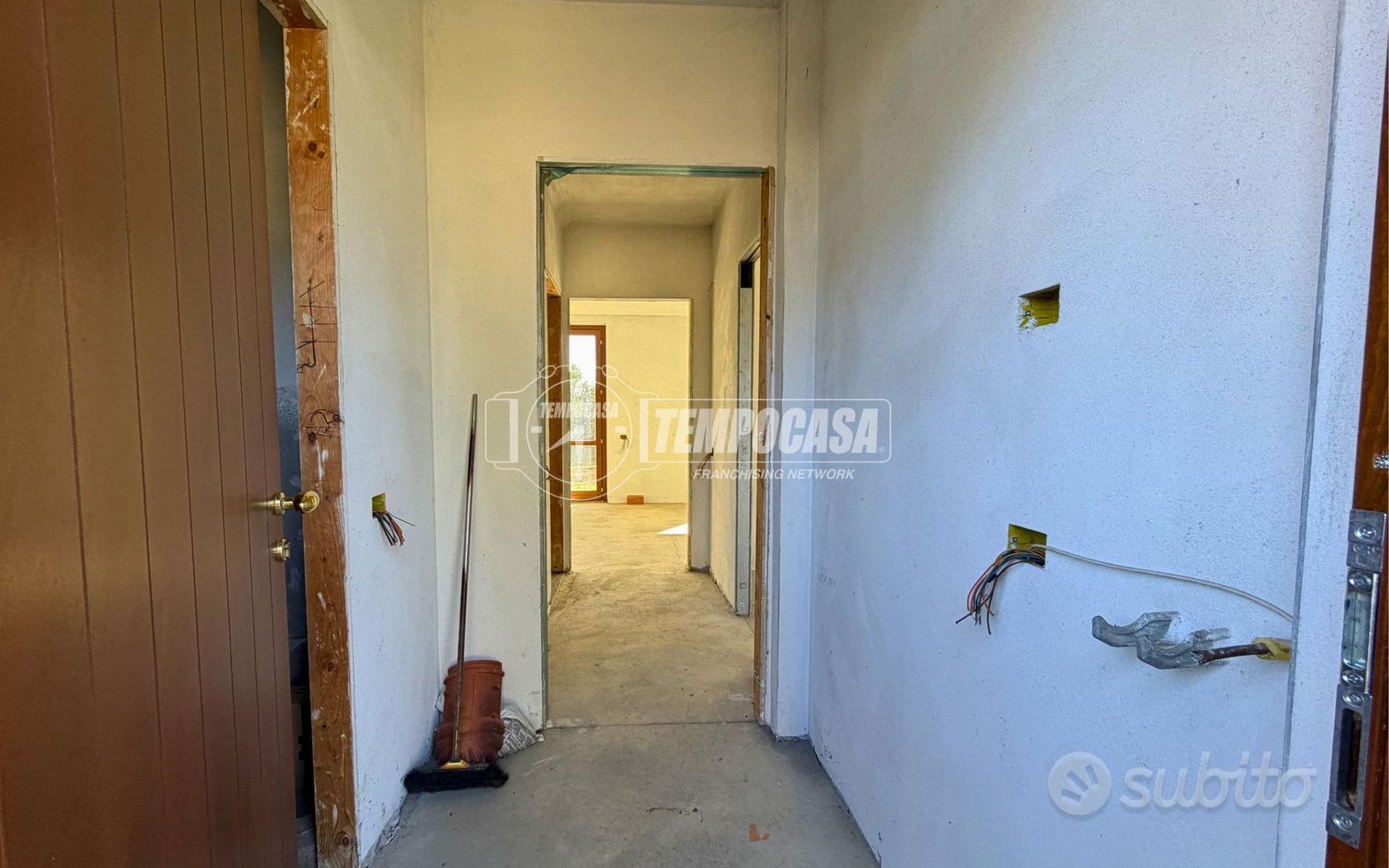 Esclusiva villa bifamiliare con giardino su tre la - Vista 4