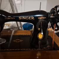 Antica macchina Singer a pedale perfettamente cons
