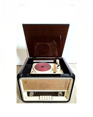 Radio d'epoca con giradischi integrato, un pezzo d