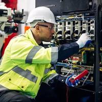 Tecnico elettrico bordo macchina cablatore