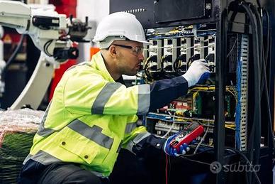 Tecnico elettrico bordo macchina cablatore