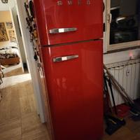 frigo Smeg rosso con congelatore.