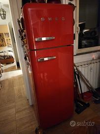 frigo Smeg rosso con congelatore.