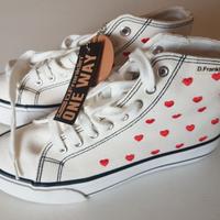 Sneakers alte bianche con cuoricini rossi  39