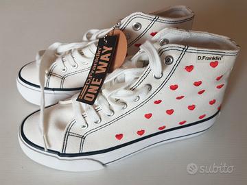 Sneakers alte bianche con cuoricini rossi  39