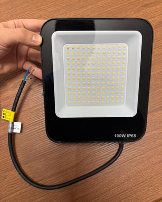 Faretto LED 100W IP65 Da Esterno e Interno