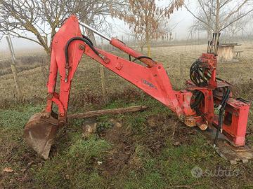 Retroescavatore trattore